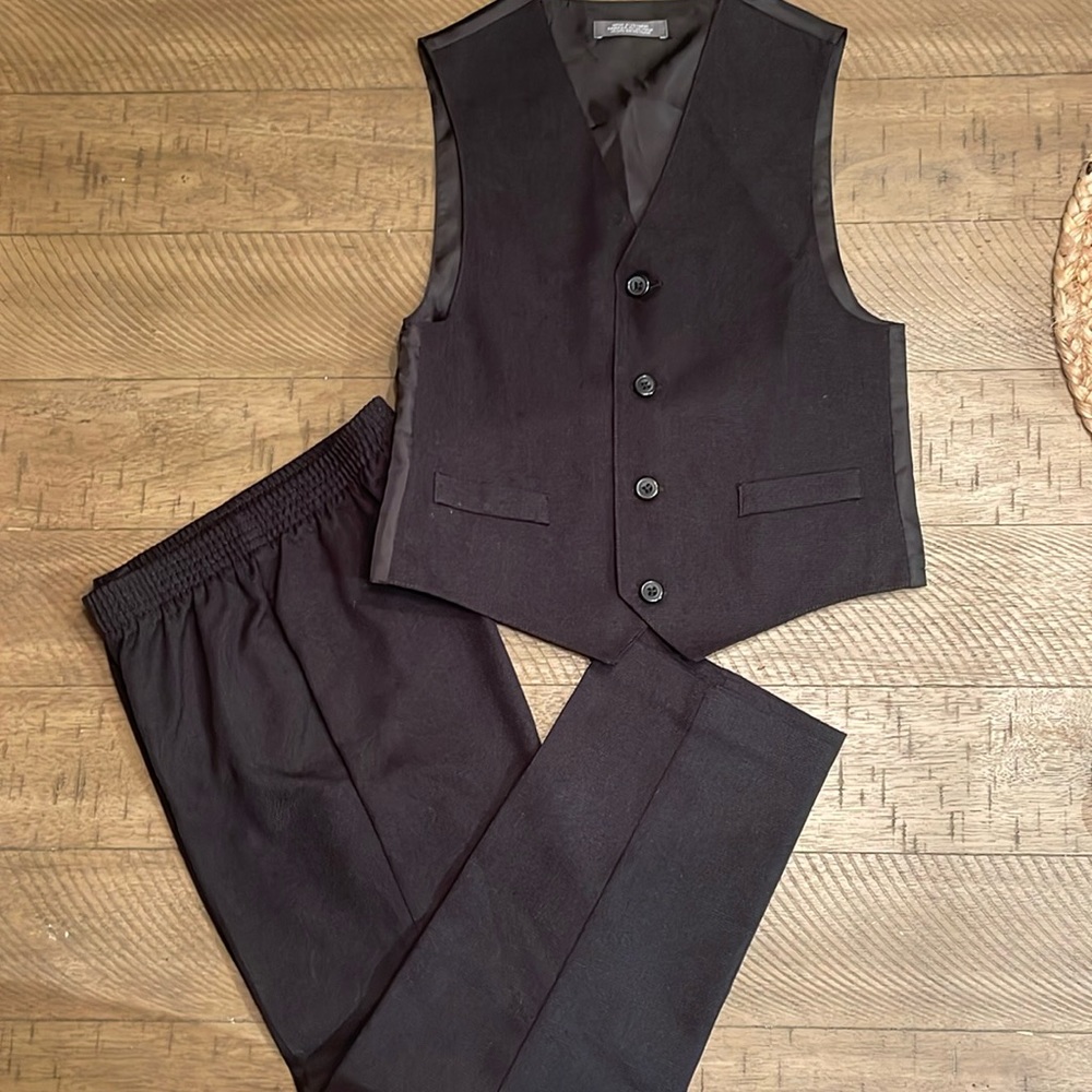 Van Heusen Boys black vest & pant suit size: 7